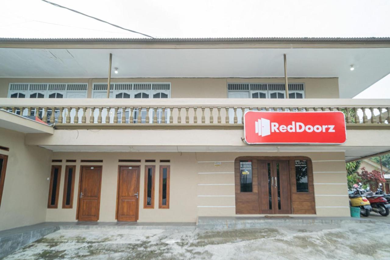 Отель Reddoorz Near Taman Safari 2 Богор Экстерьер фото